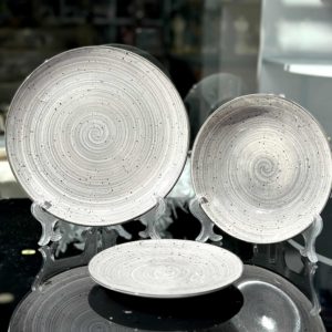 Сет керамички чинии - 18 парчиња